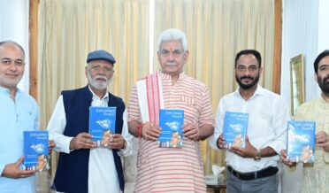 لیفٹیننٹ گورنر نے مشتاق برق کی کتابیں’’ زرف زرگر‘‘ اور وِمل کی راہی کی تلاش‘ جاری کیں