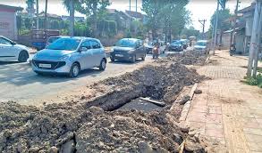 صدر اسپتال سے دریش کدل تک زیر تعمیر سڑک پر مٹی جمع اور جگہ جگہ بڑے گڑھوں کی موجودگی