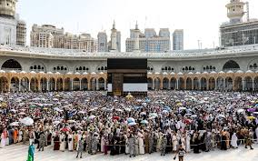 Due to the intense heat, a large number of pilgrims reached Masjid-ul-Haram from Medina