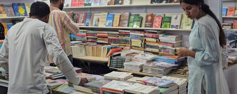 نوجوانوں میں کتاب پڑھنے کی عادت پیدا کرنے کیلئے سری نگر میں ہفتہ بھرجاری رہنے والا’’ چنار بُک فیسٹول ‘‘ کا اِنعقاد