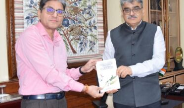 وِشال شرما نے اَپنی پہلی کتاب چیف سیکرٹری کو پیش کی