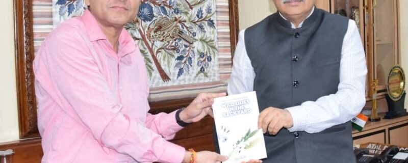 وِشال شرما نے اَپنی پہلی کتاب چیف سیکرٹری کو پیش کی