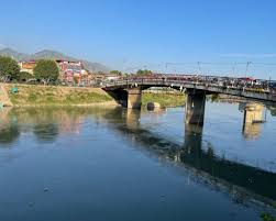 Wired bridges in Srinagar "Deer Aide, Right Aide"