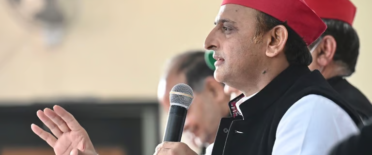 چیف میڈیکل آفیسر کو پیرس اولمپکس بھیجنے پر اکھلیش یادو کا بڑا سوال