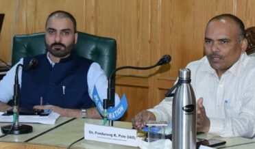 چیف الیکٹورل آفیسر نے پلوامہ میں اسمبلی اِنتخابات کی تیاریوں کا جائزہ لیا