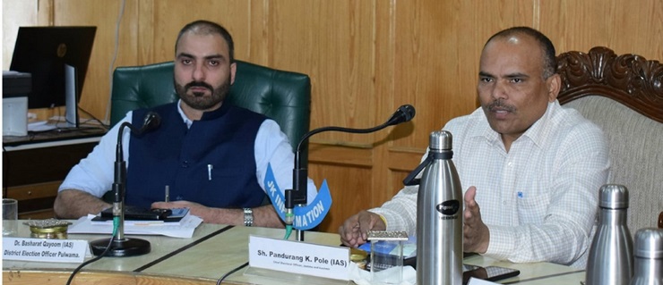 چیف الیکٹورل آفیسر نے پلوامہ میں اسمبلی اِنتخابات کی تیاریوں کا جائزہ لیا