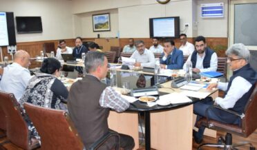 پی ایچ سیز کا دورہ کرنے والے مریضوں کو بنیادی صحت کی دیکھ بھال فراہم کرنے پر توجہ مرکوز کریں ۔ چیف سیکرٹری