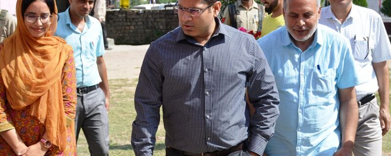 ضلع چنائو آفیسر نے پونچھ میں خواتین کے زیر اِنتظام پولنگ سٹیشنوں کی سہولیات کا معائینہ کیا