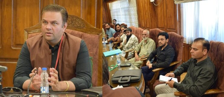 ایکس پنڈیچر اوبزرور نے بانڈی پورہ میں اِنتخابات میں حصہ لینے والے اُمید واروں اور سیاسی جماعتوں کی میٹنگ منعقد کی