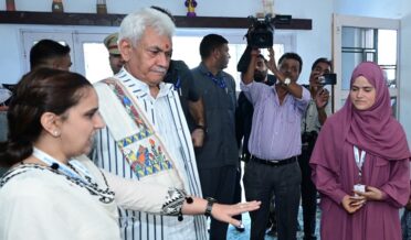 Lt Governor Sh Manoj Sinha visited Chotay Taray Foundation Centre at Bemina, Srinagar.