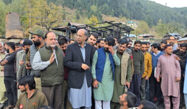 مشیر ناصر اسلم وانی نے کپواڑہ کے بٹپورہ میں آگ متاثرین سے ملاقات کی