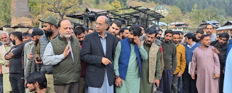 مشیر ناصر اسلم وانی نے کپواڑہ کے بٹپورہ میں آگ متاثرین سے ملاقات کی