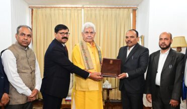 چیف الیکٹورل آفیسر نے ایل جی کو جموں و کشمیر کی قانون ساز اسمبلی کیلئے منتخب اراکین کے ناموں پر مشتمل نوٹیفکیشن کی کاپی پیش کی