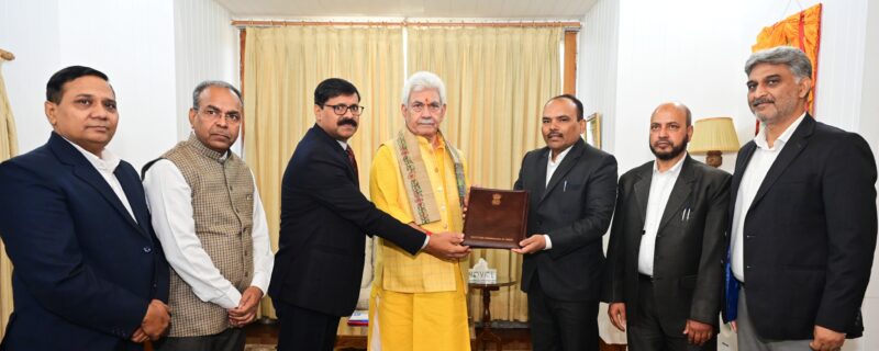 چیف الیکٹورل آفیسر نے ایل جی کو جموں و کشمیر کی قانون ساز اسمبلی کیلئے منتخب اراکین کے ناموں پر مشتمل نوٹیفکیشن کی کاپی پیش کی