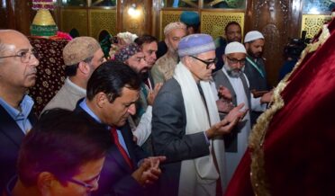 Chief Minister Omar Abdullah pays obeisance at Charar-i-Sharief on Urs of Sheikh Nooruddin Noorani (RA)