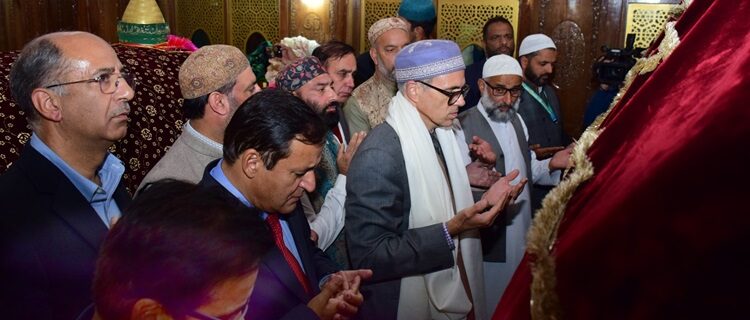 Chief Minister Omar Abdullah pays obeisance at Charar-i-Sharief on Urs of Sheikh Nooruddin Noorani (RA)