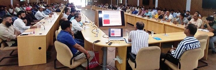 ضلعی چنائو آفیسر رِیاسی نے کائونٹنگ سپر وائزروں ، کائونٹنگ اسسٹنٹوں اور مائیکرو اوبزروروں کی تربیت کی نگرانی کی