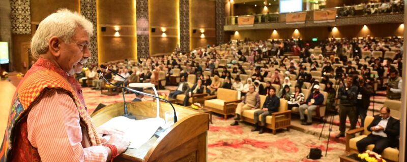 لیفٹیننٹ گورنر نے سری نگر امر اُجالا کے میدھاوی چھاتر سمان سمروہ سے خطاب کیا