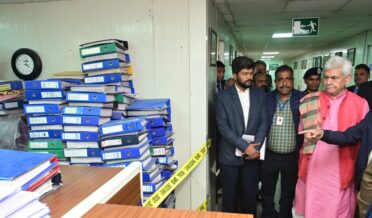 لیفٹیننٹ گورنر نے حفاظتی اَقدامات کا جائزہ لینے،پروجیکٹ عمل آوری ایجنسی کے اَفسروں اور کارکنوں سے بات چیت کیلئے گگن گیر کا دورہ کیا