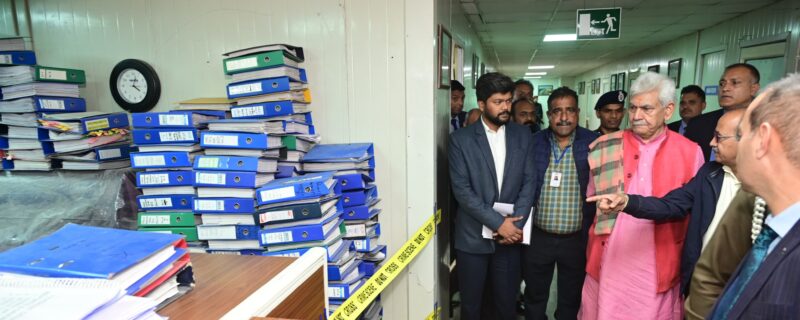 لیفٹیننٹ گورنر نے حفاظتی اَقدامات کا جائزہ لینے،پروجیکٹ عمل آوری ایجنسی کے اَفسروں اور کارکنوں سے بات چیت کیلئے گگن گیر کا دورہ کیا