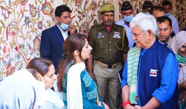لیفٹیننٹ گورنر نے جموں میں شہید شہری ششی ابرول کے اہل خانہ سے ملاقات کی