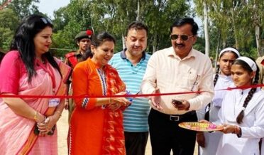 اودھمپور//جموں وکشمیر سائنس،ٹیکنالوجی اینڈ اِنوویشن کونسل اور محکمہ سائنس او رٹیکنالوجی اودھمپور نے گورنمنٹ ہائیر سکینڈری سکول(جی ایچ ایس ایس) ٹِکری کے اِشتراک سے ’’ دیرپایت کے لئے ایک نیا نقطہ نظر‘‘ کے موضوع پر ایک عظیم الشان سائنس ماڈل ایگزبشن کا اِنعقاد کیا۔ تقریب کے مہمان خصوصی چیف ایجوکیشن آفیسر اودھمپور نریندر موہن سوری نے ایگزبشن کا اِفتتاح کیا۔اِس موقعہ پر جموں و کشمیر سائنس ٹیکنالولوجی اینڈ انوویشن کونسل اودھمپور کی ڈِسٹرکٹ کوآرڈی نیٹر شروتی کھنہ مہمان ذی وقار کی حیثیت سے موجود تھیں۔اِس تقریب کے اِنعقاد کا مقصد نہ صرف سائنسی رویہ کو اُبھارنا تھا بلکہ سائنس اور ٹیکنالوجی میں طلبأ کی دلچسپی کو بڑھانا بھی تھا۔ طالب علموںنے سائنسی تصورات کی تعلیم اور سیکھنے کے لئے جامد اور ورکنگ ماڈل کا مظاہرہ کیا۔نمائش میں سرکاری کے ساتھ ساتھ ٹکری کے نجی اداروں نے بھی شرکت کی۔ پراجیکٹس کو رین واٹر ہارویسٹنگ، سالڈ ویسٹ مینجمنٹ، پلاسٹک ویسٹ مینجمنٹ، توانائی کے متبادل ذرائع وغیرہ کے ذیلی تھیمز کے ساتھ ڈسپلے کیا گیا۔پرنسپل گورنمنٹ ہائیر سکینڈری سکول ٹِکری مونیکا کارلوپیا نے خطبہ اِستقبالیہ پیش کیا۔تقریب کے اِختتام پر بہترین کارکردگی کا مظاہرہ کرنے والے سکولوں میں ٹرافیاں ، نقد اَنعامات اور اَسناد تقسیم کئے گئے ۔ایونٹ کے فاتحین میںگورنمنٹ ہائیر سکینڈری سکول ٹِکریی پہلے، سینک کوآپریٹیوسکول دوسرے اور جی ایم ایس جاکھڑ تیسرے نمبر پر رہے۔ جی ایم ایس منڈ، جی ایم ایس لہنو اور جی ایچ ایس ایس ٹِکری کو کنسولیشن پرائززدیئے گئے۔سینئر لیکچررانیتا شرما نے شکریہ کی تحریک پیش کی۔