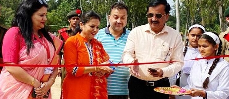 اودھمپور//جموں وکشمیر سائنس،ٹیکنالوجی اینڈ اِنوویشن کونسل اور محکمہ سائنس او رٹیکنالوجی اودھمپور نے گورنمنٹ ہائیر سکینڈری سکول(جی ایچ ایس ایس) ٹِکری کے اِشتراک سے ’’ دیرپایت کے لئے ایک نیا نقطہ نظر‘‘ کے موضوع پر ایک عظیم الشان سائنس ماڈل ایگزبشن کا اِنعقاد کیا۔ تقریب کے مہمان خصوصی چیف ایجوکیشن آفیسر اودھمپور نریندر موہن سوری نے ایگزبشن کا اِفتتاح کیا۔اِس موقعہ پر جموں و کشمیر سائنس ٹیکنالولوجی اینڈ انوویشن کونسل اودھمپور کی ڈِسٹرکٹ کوآرڈی نیٹر شروتی کھنہ مہمان ذی وقار کی حیثیت سے موجود تھیں۔اِس تقریب کے اِنعقاد کا مقصد نہ صرف سائنسی رویہ کو اُبھارنا تھا بلکہ سائنس اور ٹیکنالوجی میں طلبأ کی دلچسپی کو بڑھانا بھی تھا۔ طالب علموںنے سائنسی تصورات کی تعلیم اور سیکھنے کے لئے جامد اور ورکنگ ماڈل کا مظاہرہ کیا۔نمائش میں سرکاری کے ساتھ ساتھ ٹکری کے نجی اداروں نے بھی شرکت کی۔ پراجیکٹس کو رین واٹر ہارویسٹنگ، سالڈ ویسٹ مینجمنٹ، پلاسٹک ویسٹ مینجمنٹ، توانائی کے متبادل ذرائع وغیرہ کے ذیلی تھیمز کے ساتھ ڈسپلے کیا گیا۔پرنسپل گورنمنٹ ہائیر سکینڈری سکول ٹِکری مونیکا کارلوپیا نے خطبہ اِستقبالیہ پیش کیا۔تقریب کے اِختتام پر بہترین کارکردگی کا مظاہرہ کرنے والے سکولوں میں ٹرافیاں ، نقد اَنعامات اور اَسناد تقسیم کئے گئے ۔ایونٹ کے فاتحین میںگورنمنٹ ہائیر سکینڈری سکول ٹِکریی پہلے، سینک کوآپریٹیوسکول دوسرے اور جی ایم ایس جاکھڑ تیسرے نمبر پر رہے۔ جی ایم ایس منڈ، جی ایم ایس لہنو اور جی ایچ ایس ایس ٹِکری کو کنسولیشن پرائززدیئے گئے۔سینئر لیکچررانیتا شرما نے شکریہ کی تحریک پیش کی۔