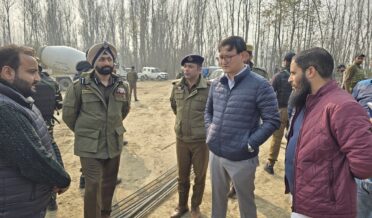 ضلع ترقیاتی کمشنر بارہمولہ نے میگا پروجیکٹ تعمیراتی مقامات پر مزدوروں کیلئے حفاظتی اَقدامات کا جائزہ لیا