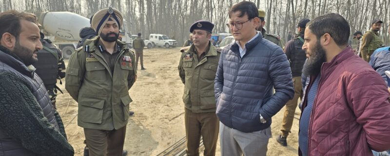 ضلع ترقیاتی کمشنر بارہمولہ نے میگا پروجیکٹ تعمیراتی مقامات پر مزدوروں کیلئے حفاظتی اَقدامات کا جائزہ لیا