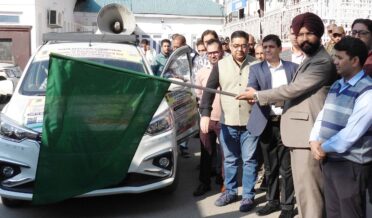 ضلع ترقیاتی کمشنر ڈوڈہ نے ووٹر رجسٹریشن وین کو ہری جھنڈی دِکھا کر روانہ کیا