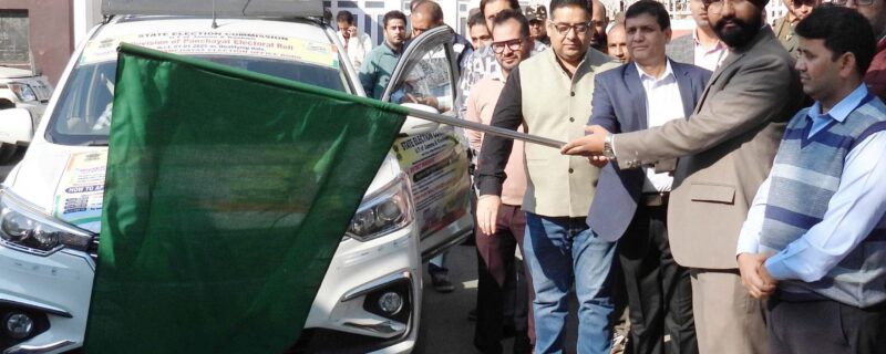 ضلع ترقیاتی کمشنر ڈوڈہ نے ووٹر رجسٹریشن وین کو ہری جھنڈی دِکھا کر روانہ کیا