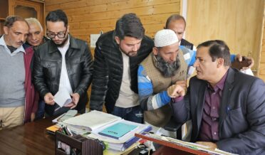 جاوید احمد ڈار نے عوامی نمائندوں اور مختلف وفود سے ملاقات کی