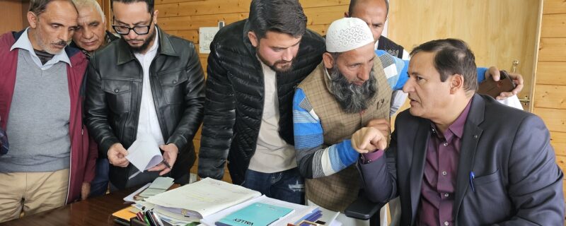 جاوید احمد ڈار نے عوامی نمائندوں اور مختلف وفود سے ملاقات کی