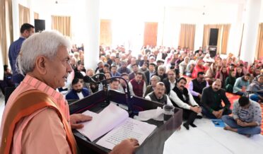 جموں//لیفٹیننٹ گورنرمنوج سِنہانے کبیر بھون بشناہ میں ’’ آل جموں وکشمیر سد گورو کبیر سبھا‘‘ کے زیر اہتمام ’’ ستسنگ سماگم ‘‘ میں شرکت کی۔اِس موقعہ پر لیفٹیننٹ گورنر نے سنت کبیر کو خراجِ عقیدت پیش کیا اور سماج میں ان کی شاندار خدمات کو اُجاگر کیا ۔ اُنہوں نے کہا کہ سنت کبیر کا ویژن اور نظریات ہماری ثقافت میں موجود آفاقی اَقدار کی نمائندگی کرتے ہیں۔اُنہوں نے کہا ،’’ امن، ترقی اور خوشحالی کے لئے دِلوں اور اَذہان کا میل ملاپ ضروری ہے۔ آئیے ہم سب مل کر ایک جامع معاشرے کی تعمیر کے لئے کام کریں۔‘‘لیفٹیننٹ گورنر نے کہا،’’سنت کبیر کی تعلیمات مختلف سماجی مسائل اور چیلنجوں کی بھی عکاسی کرتی ہے اور خواتین کو بااِختیار بنانے اور بنکروں، کسانوں اور سماج کے دیگر پسماندہ طبقوں کی ترقی کی وکالت کرتی ہے۔ اندرونی تلاش اور سماجی اصلاح پر ان کا زور ہر ہندوستانی اور آنے والی نسلوں کو متاثر کرتا رہے گا۔‘‘اُنہوں نے لوگوں پر زور دیا کہ وہ سنت کبیر کی تعلیمات اور فلسفے کو اَپنائیں اور اتحاد، امن اور سماجی اِنصاف کے پیغام کو عام کریں۔لیفٹیننٹ گورنر نے آل جموں و کشمیر سدگرو کبیر سبھا کے نمائندوں کی جانب سے پیش کئے گئے مسائل اور مطالبات کا جواب دیتے ہوئے یقین دِلایا کہ کمیونٹی کے ذریعے پیش کردہ حقیقی مسائل کو حل کرنے کے لئے مناسب کارروائی کی جائے گی۔اُنہوں نے کہا،’’وزیر اعظم نریندر مودی نے محروم طبقوں کی مجموعی فلاح و بہبود کو اوّلین ترجیح دی ہے۔ اَب وقت آگیا ہے کہ دہائیوں سے امتیازی سلوک کا شکار کمیونٹیاںآگے آئیں اور ترقی کے سفر میں شراکت دار بنیں اور ترقی کے ثمرات سے لطف اندوز ہوں۔‘‘ لیفٹیننٹ گورنر نے کمیونٹی کو بااِختیار بنانے کے لئے اَپنے عزم کا اعادہ کیا اور حکومت کی طرف سے ہر ممکن تعاون کا یقین دِلایا۔اِس موقعہ پر ممبران قانون ساز اسمبلی چندر پرکاش گنگا اور ڈاکٹر راجیو بھگت ،صدر آل جے اینڈ کے سدگورو کبیر سبھا فقیر چند بھگت، ،صدر آل جموں و کشمیر ریزرو کیٹیگری ایمپلائیز ایسوسی ایشن ویپن کمار ،نائب صدر جی آر بھگت اور آل جموںوکشمیر سدگورو سبھا کے دیگر اراکین اور زندگی کے تمام شعبوں سے تعلق رکھنے الے موجود تھے۔