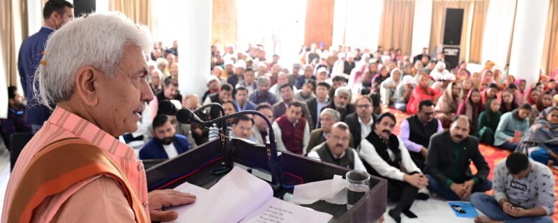 جموں//لیفٹیننٹ گورنرمنوج سِنہانے کبیر بھون بشناہ میں ’’ آل جموں وکشمیر سد گورو کبیر سبھا‘‘ کے زیر اہتمام ’’ ستسنگ سماگم ‘‘ میں شرکت کی۔اِس موقعہ پر لیفٹیننٹ گورنر نے سنت کبیر کو خراجِ عقیدت پیش کیا اور سماج میں ان کی شاندار خدمات کو اُجاگر کیا ۔ اُنہوں نے کہا کہ سنت کبیر کا ویژن اور نظریات ہماری ثقافت میں موجود آفاقی اَقدار کی نمائندگی کرتے ہیں۔اُنہوں نے کہا ،’’ امن، ترقی اور خوشحالی کے لئے دِلوں اور اَذہان کا میل ملاپ ضروری ہے۔ آئیے ہم سب مل کر ایک جامع معاشرے کی تعمیر کے لئے کام کریں۔‘‘لیفٹیننٹ گورنر نے کہا،’’سنت کبیر کی تعلیمات مختلف سماجی مسائل اور چیلنجوں کی بھی عکاسی کرتی ہے اور خواتین کو بااِختیار بنانے اور بنکروں، کسانوں اور سماج کے دیگر پسماندہ طبقوں کی ترقی کی وکالت کرتی ہے۔ اندرونی تلاش اور سماجی اصلاح پر ان کا زور ہر ہندوستانی اور آنے والی نسلوں کو متاثر کرتا رہے گا۔‘‘اُنہوں نے لوگوں پر زور دیا کہ وہ سنت کبیر کی تعلیمات اور فلسفے کو اَپنائیں اور اتحاد، امن اور سماجی اِنصاف کے پیغام کو عام کریں۔لیفٹیننٹ گورنر نے آل جموں و کشمیر سدگرو کبیر سبھا کے نمائندوں کی جانب سے پیش کئے گئے مسائل اور مطالبات کا جواب دیتے ہوئے یقین دِلایا کہ کمیونٹی کے ذریعے پیش کردہ حقیقی مسائل کو حل کرنے کے لئے مناسب کارروائی کی جائے گی۔اُنہوں نے کہا،’’وزیر اعظم نریندر مودی نے محروم طبقوں کی مجموعی فلاح و بہبود کو اوّلین ترجیح دی ہے۔ اَب وقت آگیا ہے کہ دہائیوں سے امتیازی سلوک کا شکار کمیونٹیاںآگے آئیں اور ترقی کے سفر میں شراکت دار بنیں اور ترقی کے ثمرات سے لطف اندوز ہوں۔‘‘ لیفٹیننٹ گورنر نے کمیونٹی کو بااِختیار بنانے کے لئے اَپنے عزم کا اعادہ کیا اور حکومت کی طرف سے ہر ممکن تعاون کا یقین دِلایا۔اِس موقعہ پر ممبران قانون ساز اسمبلی چندر پرکاش گنگا اور ڈاکٹر راجیو بھگت ،صدر آل جے اینڈ کے سدگورو کبیر سبھا فقیر چند بھگت، ،صدر آل جموں و کشمیر ریزرو کیٹیگری ایمپلائیز ایسوسی ایشن ویپن کمار ،نائب صدر جی آر بھگت اور آل جموںوکشمیر سدگورو سبھا کے دیگر اراکین اور زندگی کے تمام شعبوں سے تعلق رکھنے الے موجود تھے۔