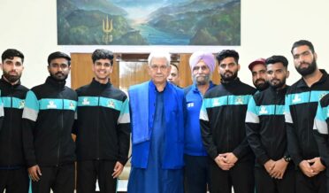 لیفٹیننٹ گورنر نے راج بھون میں سنتوش ٹرافی کیلئے جموںوکشمیر کی سینئر مینز فٹ بال ٹیم سے ملاقات کی