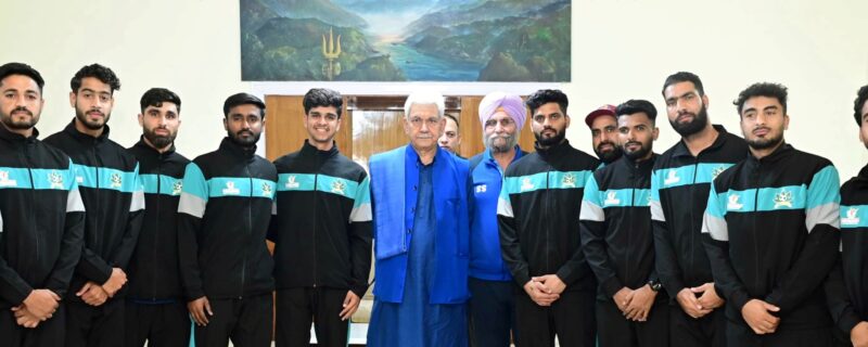 لیفٹیننٹ گورنر نے راج بھون میں سنتوش ٹرافی کیلئے جموںوکشمیر کی سینئر مینز فٹ بال ٹیم سے ملاقات کی