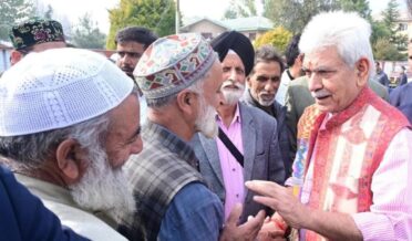 لیفٹیننٹ گورنر نے بارہمولہ میں نوجوانوں سے اِستفساری گفتگو کی اور جموں وکشمیر کے نوجوانوں کو بااِختیار بنانے اور ان کی فلاح و بہبود کیلئے حکومت کے عزم کا اعادہ کیا