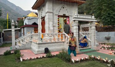 ٹیٹوال میں ایل او سی پر واقع تاریخی شاردا مندر میں دیوالیمنائی گئی