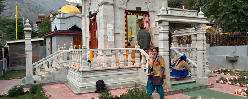 ٹیٹوال میں ایل او سی پر واقع تاریخی شاردا مندر میں دیوالیمنائی گئی