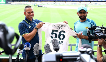 بابر اعظم نے عثمان خواجہ فاؤنڈیشن کیلئے شرٹ عطیہ کردی