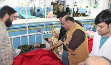 نائب وزیر اعلیٰ نے گورنمنٹ میڈیکل کالج جموں میںکشتواڑ حادثے میں زخمی ہوئے اَفراد کی عیادت کی