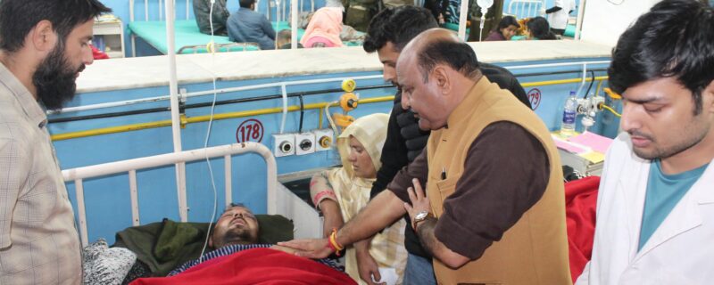 نائب وزیر اعلیٰ نے گورنمنٹ میڈیکل کالج جموں میںکشتواڑ حادثے میں زخمی ہوئے اَفراد کی عیادت کی