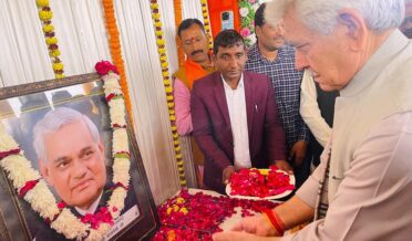 لیفٹیننٹ گورنر نے اَٹل بہاری واجپائی اور مہامنا پنڈت مدن موہن مالویہ کواُن کی یوم ولادت پر خراجِ عقیدت پیش کیا
