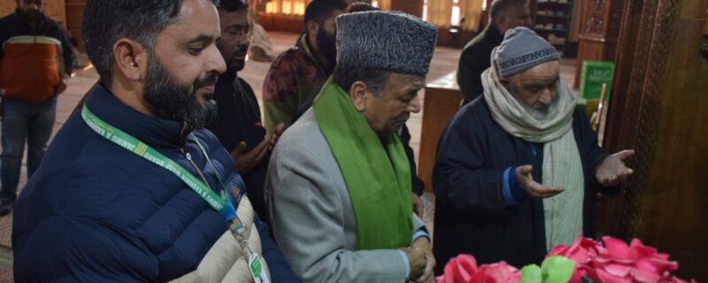 سپیکر قانون ساز اسمبلی اور وزیر تعلیم نے زیارت گاہ پر حاضری دی