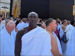 سنیگال نژاد اطالوی ٹک ٹاک اسٹار کو عمرہ کی سعادت