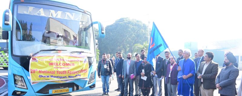 لیفٹیننٹ گورنر نے نیشنل یوتھ فیسٹول 2025 کیلئے جموںوکشمیر یوٹی کے دستے کو ہری جھنڈی دِکھا کر روانہ کیا