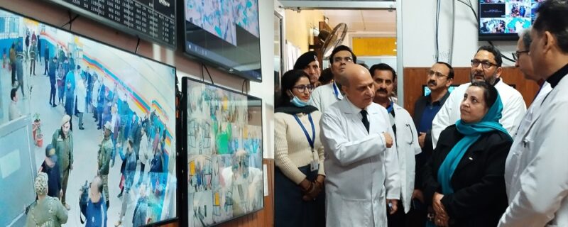 سکینہ اِیتو نے جی ایم سی اور ایسو سی ایٹیڈ ہسپتال جموں کا معائینہ کیا اور طبی خدمات کا جائزہ لیا