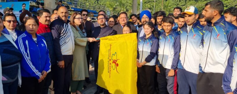 ستیش شرما نے 38 ویں قومی کھیلوں کیلئے جموں و کشمیر کے دستے کو جھنڈی دکھا کر روانہ کیا