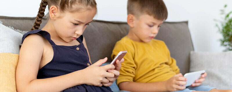 89 فیصد والدین بچوں کو مصروف رکھنے کیلئے گیجٹس دیتے ہیں، سروے